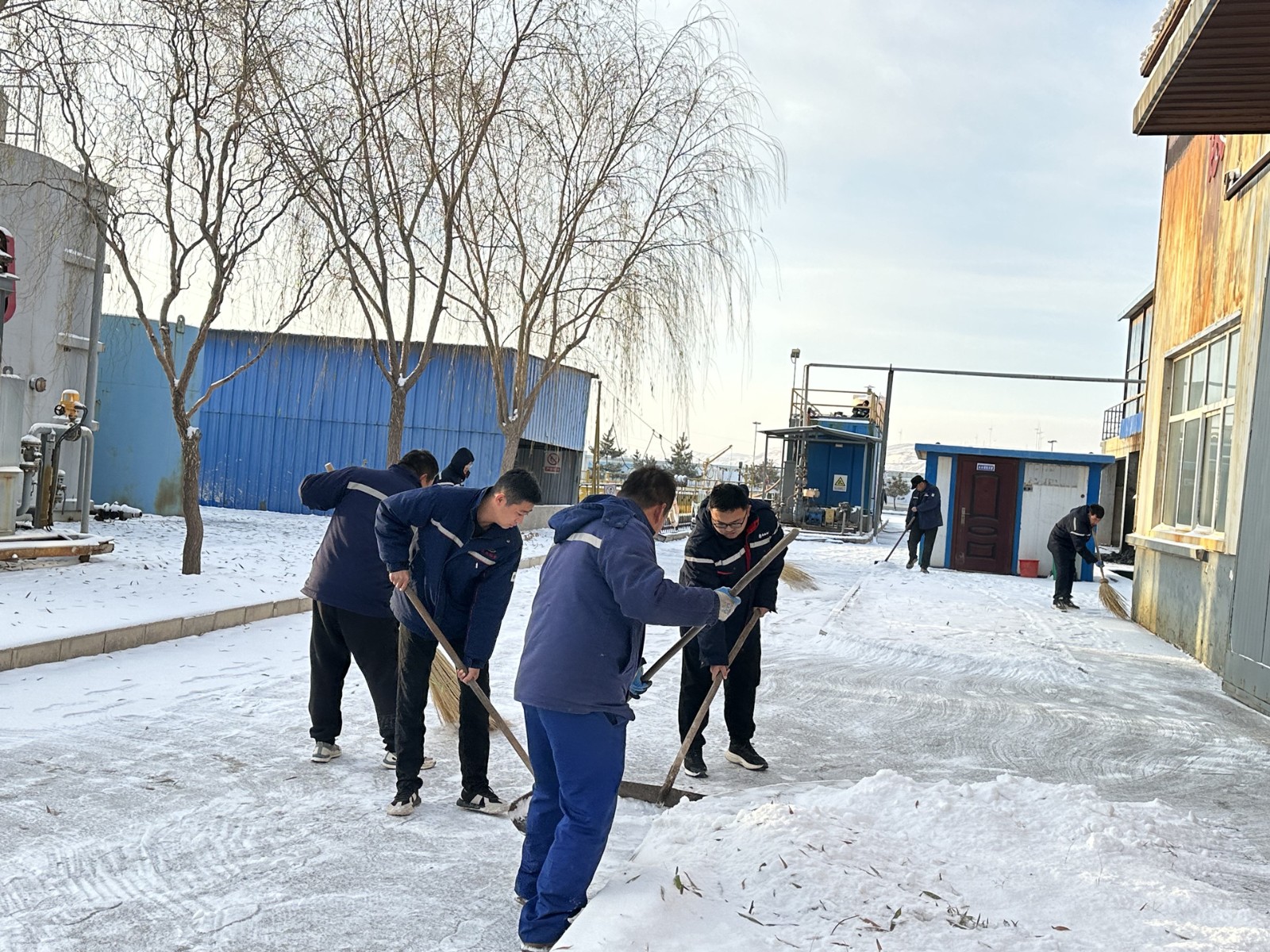 1732848984862607Guz3.jpg 清雪照片 (1)_副本.jpg